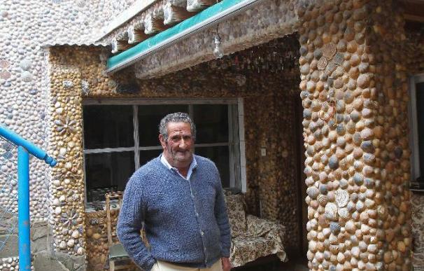 Un albañil jubilado salmantino forra su casa con más de 100.000 conchas