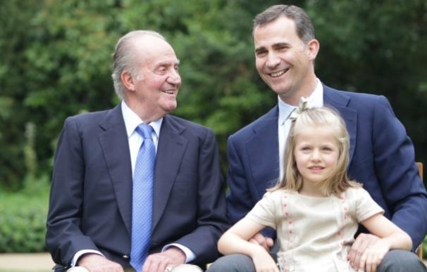 La infanta Leonor junto al Príncipe Felipe y el Rey Juan Carlos