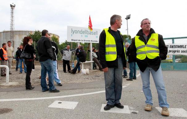 La huelga en Francia por las pensiones sigue en los trenes y las refinerías