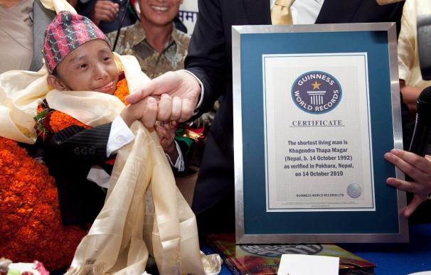 Un nepalí de 67 centímetros se convierte en el hombre vivo más bajo del mundo