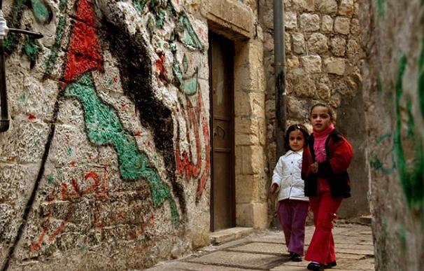 Dos niñas pasean por la Ciudad Vieja de Jerusalén