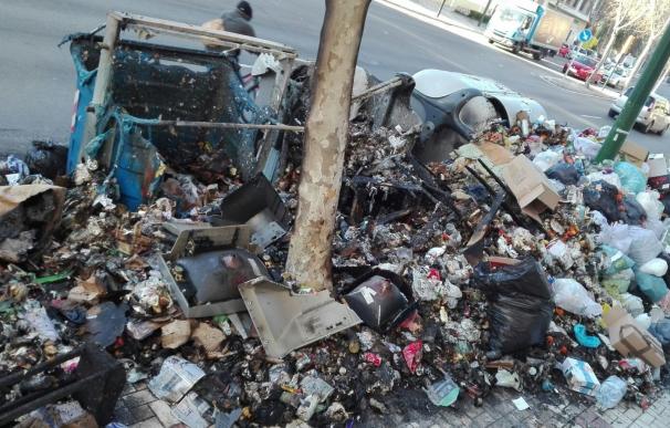 Dos detenidos y más de 60 contenedores quemados tras la contratación de empresas para la recogida de basura