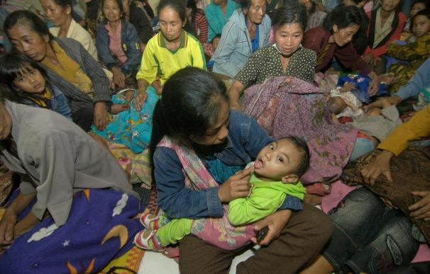 Un muerto y 13 heridos tras la erupción del volcán Merapi en la isla de Java