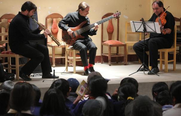 Grupo español acaba su gira boliviana con un "concierto pedagógico" en el Altiplano