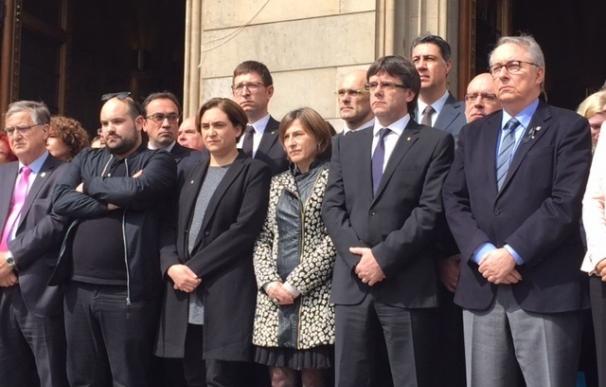 Puigdemont, Colau y Luna encabezan 5 minutos de silencio por la tragedia de Freginals