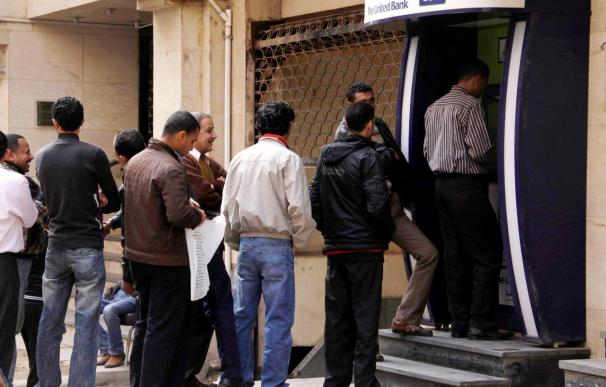 Los egipcios hacen cola ante los bancos, tras nueve días de cierre