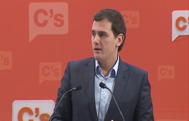Rivera afirma ahora que fue el PP quien "ofreció sillas" a C's y PSOE, tras el desmentido de Rajoy
