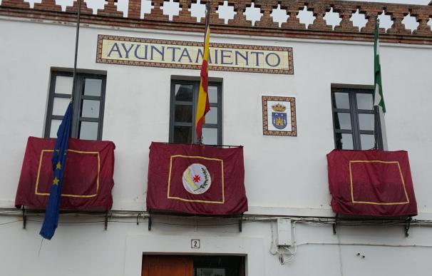 El Ayuntamiento de Alanís retira la bandera de la UE y muestra su "compromiso" con los refugiados