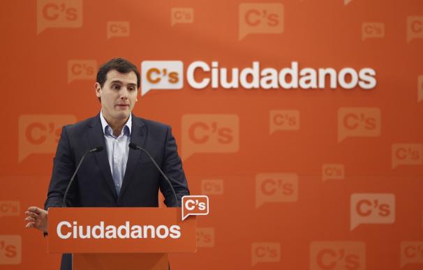 Rivera dice que "de momento" se mantiene el acuerdo PSOE-C's y que los socialistas no han planteado otra cosa