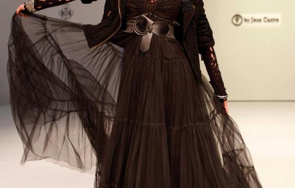 Mujeres cisne tiñen de negro el preludio de la Semana de la Moda de Valencia