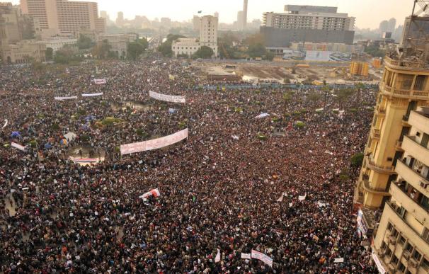 Frustración y enojo en la plaza Tahrir tras los anuncios de Mubarak