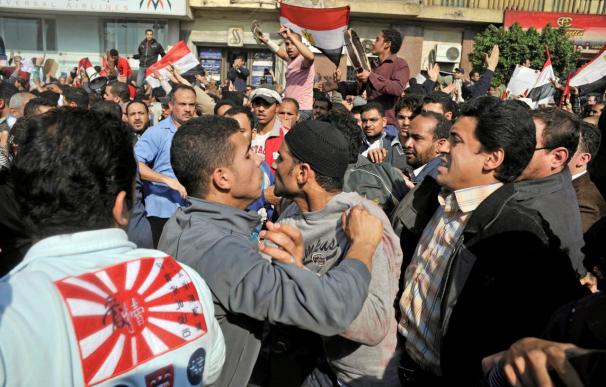 La violencia entre seguidores de Mubarak y oposición marca una inflexión en la crisis de Egipto