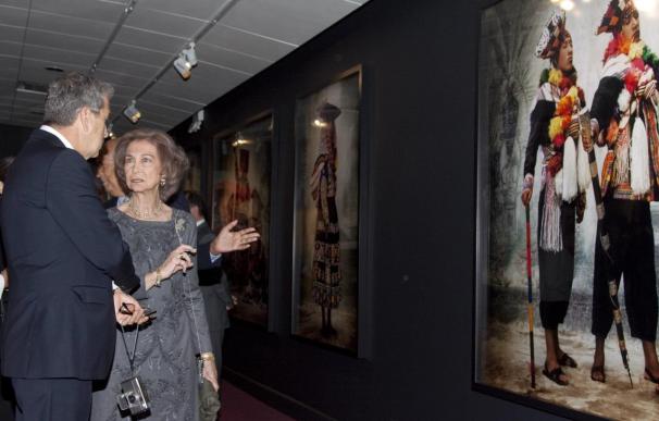 La reina inaugura una serie de fotografías de Mario Testino