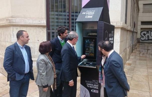 Málaga ofrece cabinas para recargar gratis móviles y obtener información sobre la ciudad
