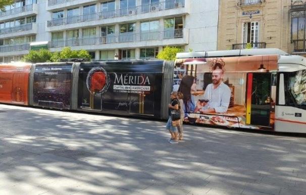 Mérida promociona su Festival de Teatro y la Capitalidad gastronómica con su imagen en el tranvía de Sevilla