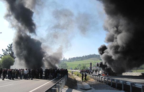 Las protestas mineras vuelven a cortar distintos puntos de las carreteras asturianas