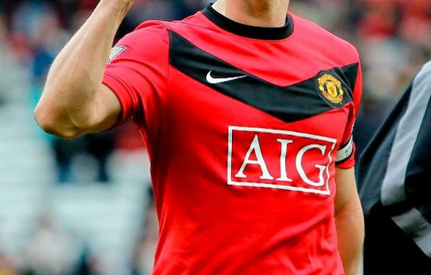 El defensa inglés del Manchester United Gary Neville anuncia su retirada