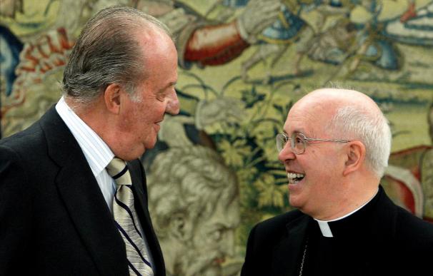 El Rey y el arzobispo de Santiago abordan los preparativos para la visita del Papa