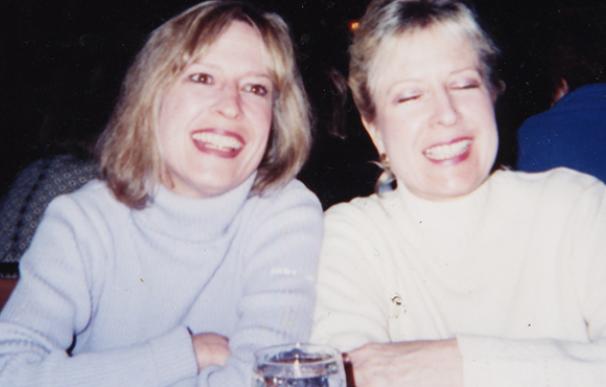 Diana Bozza (dcha.) y su hermana Deborah (izqda.) antes de desarrollar la enfermedad