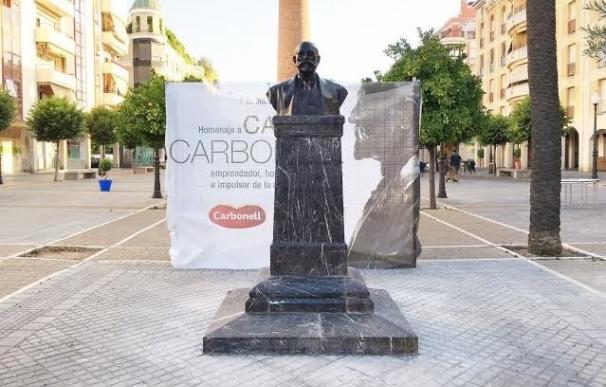 Carbonell cede la escultura de su fundador a la ciudad de Córdoba