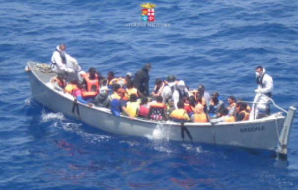 Fotografía del rescate de los inmigrantes, difundida por la Marina italiana