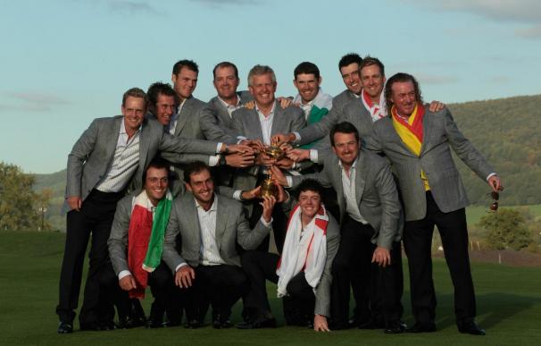 El equipo europeo posa con la Ryder Cup.