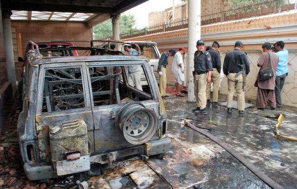 6 muertos y 28 vehículos de la OTAN incendiados en un ataque en Islamabad