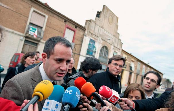 Alarte pide a Camps dignidad para irse y a Rajoy que explique su complicidad