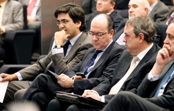 El director general de Regulación del Banco de España, José María Roldán (2 izda), durante una jornada sobre reestructuración del sector financiero.