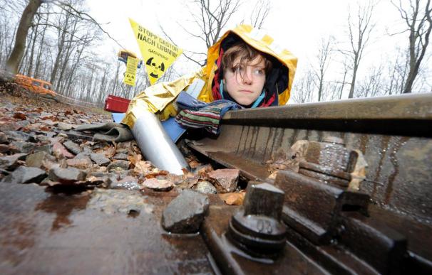 Activistas de Greenpeace bloquean las vías del tren para el transporte nuclear en Alemania