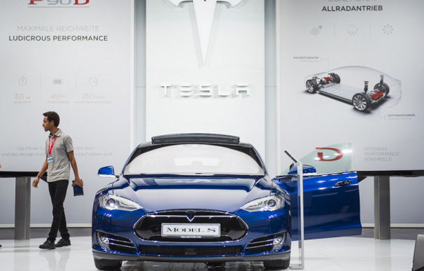 El Model S de Tesla Motors es uno de los coches eléctricos expuesto en el Salón del Automóvil de Fráncfort 2015.