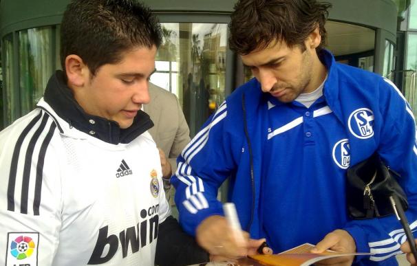 Raúl firma un autógrafo a un joven de Lepe que ha recorrido 800 kilómetros para conseguirlo