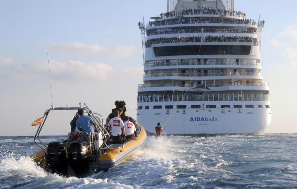 Un crucero remolca a un esquiador acuático en Alicante y bate el récord Guinness
