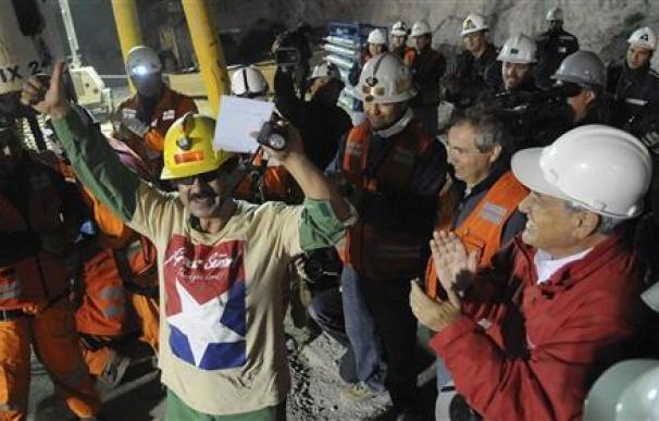 Júbilo en el rescate de los primeros mineros en Chile