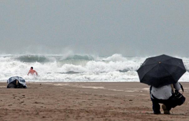 El temporal marítimo cierra el puerto de Castellón y causa daños en la costa