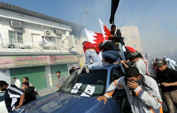El rey de Bahréin lamenta la muerte de dos manifestantes en las protestas
