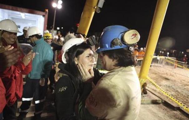 Chile celebra el rescate de los primeros mineros atrapados