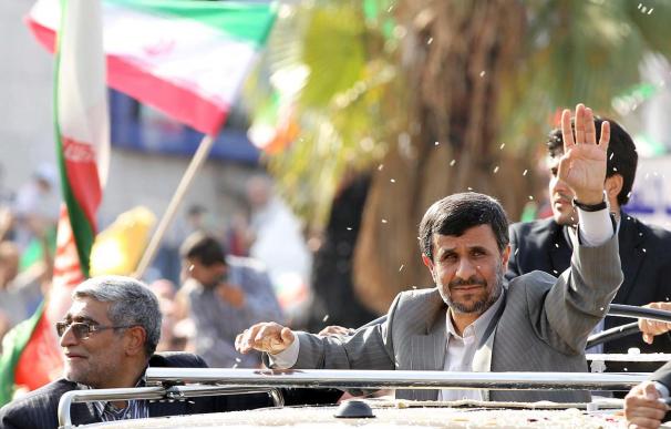 El presidente Ahmadineyad es recibido por miles de personas en Beirut