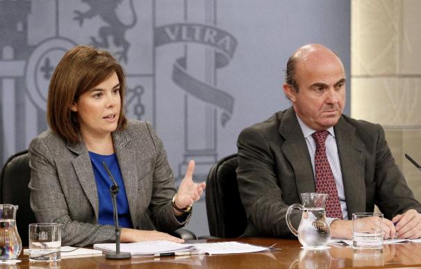 La vicepresidenta del Gobierno, Soraya Sáenz de Santamaría, y el ministro de Economía y Competitividad, Luis de Guindos, durante una rueda de prensa tras la reunión del Consejo de Ministros.