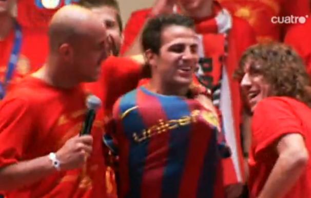 Cesc acaba vestido con la camiseta del Barcelona