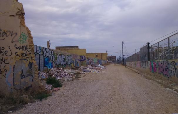 Empresarios denuncian vertederos ilegales con 5.000 toneladas de ecombros en los accesos del AVE y Euromed