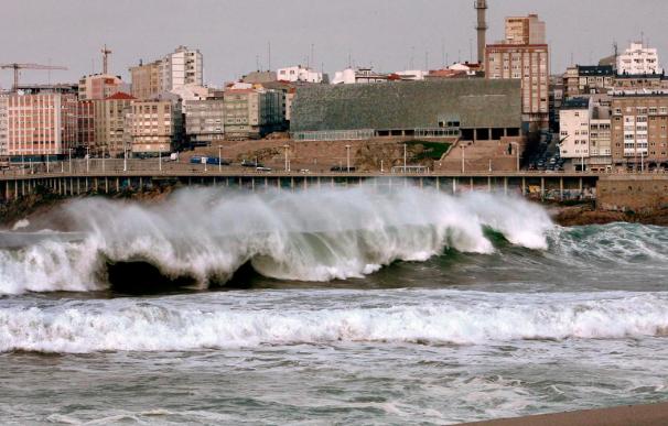 Alerta roja en el litoral gallego por mar de fondo con olas de hasta 8 metros