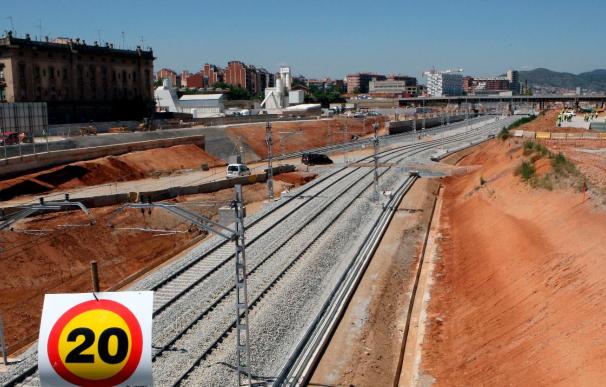 El hallazgo de un cadáver en la vía del AVE afecta a 8 trenes de la línea Madrid-Barcelona