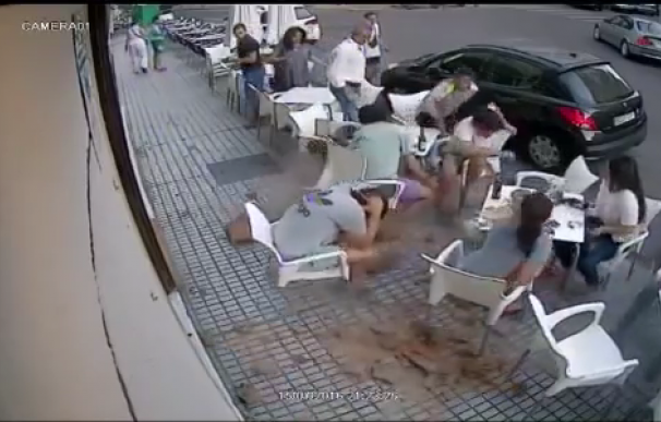 Cae una cornisa sobre una terraza de un bar de Badajoz y hiere a tres personas