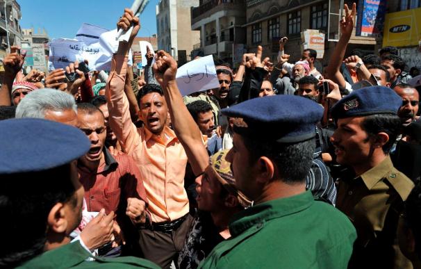 Cinco heridos en choques entre opositores y partidarios del Gobierno yemení