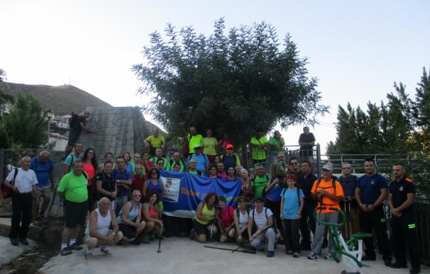 Unos 50 senderistas recorren una ruta de siete kilómetros a través del municipio de Cóbdar