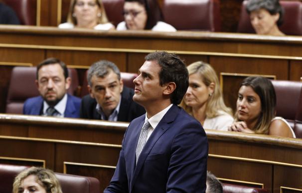 Rivera insta a PP y PSOE a no dar grupo parlamentario a CDC tras la votación en el Parlament