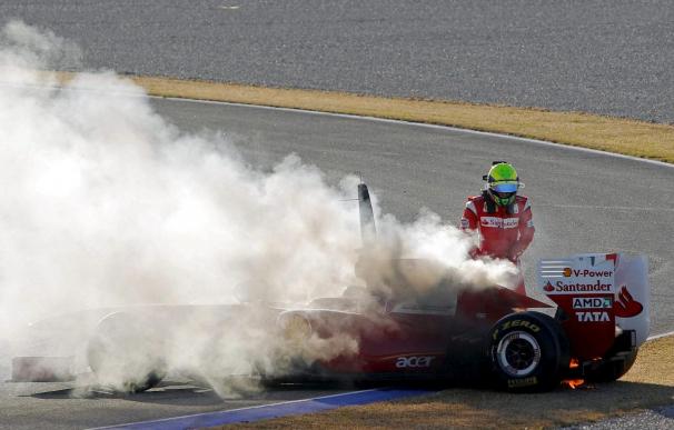 El Ferrari de Massa se detiene tras doce vueltas por una posible rotura del motor