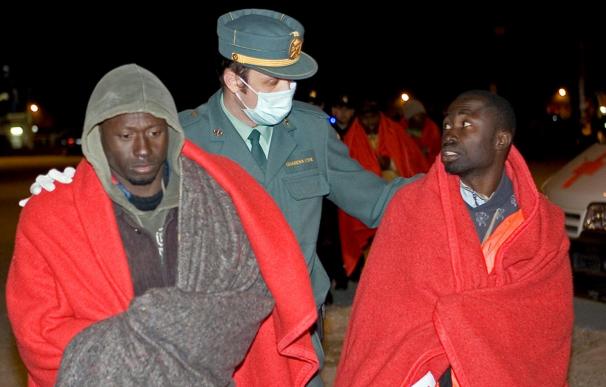 Detenidos 20 inmigrantes cuando desembarcaban de una patera en Almería