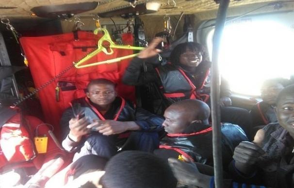 Trasladados en helicóptero a Jerez siete varones rescatados cuando viajaban en una patera
